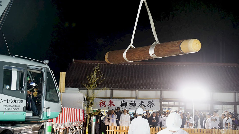 獅子舞踊り・おんぽい節の奉納後、夜 9 時頃に御神木がトラックに載せられます。