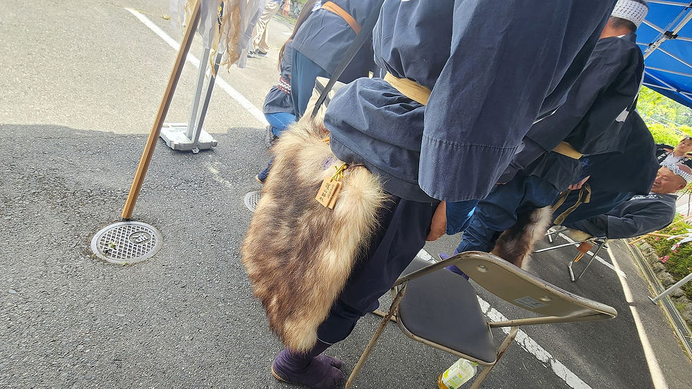 山で座るときのクッションとして使う、腰皮。カモ、シカやクマの毛皮から作る人もいるそう。