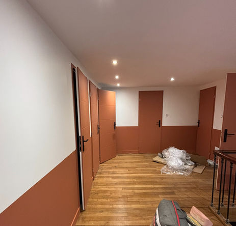 Peinture soubassement, peinture terra cotta, peinture porte chambre