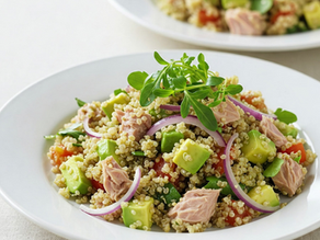 Svěží tuňákový salát s quinoou, avokádem a jarními bylinkami