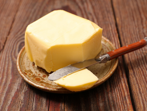 Chybí vám máslo od Němců? Vyrobte si ho z jejich smetany