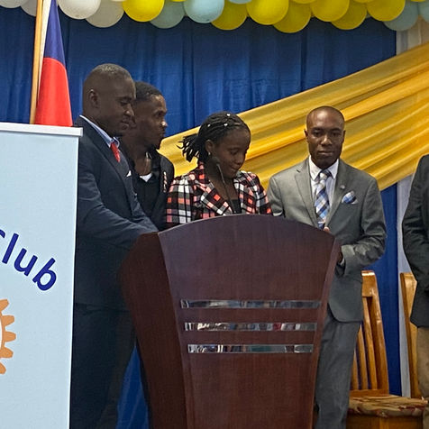 Yon komite tou nèf pou Rotary ak Rotaract nan Leogane .