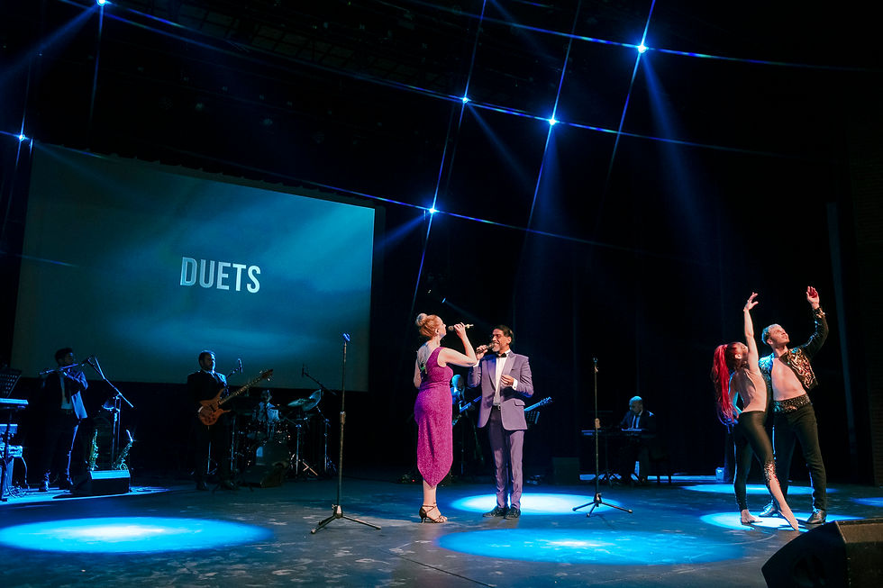duetos cantando con complicidad