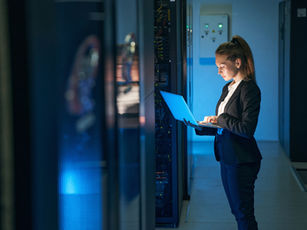 Business professional illustrating a downward cost trend—representing the cost-efficiency of using a colocation data center in Maryland.