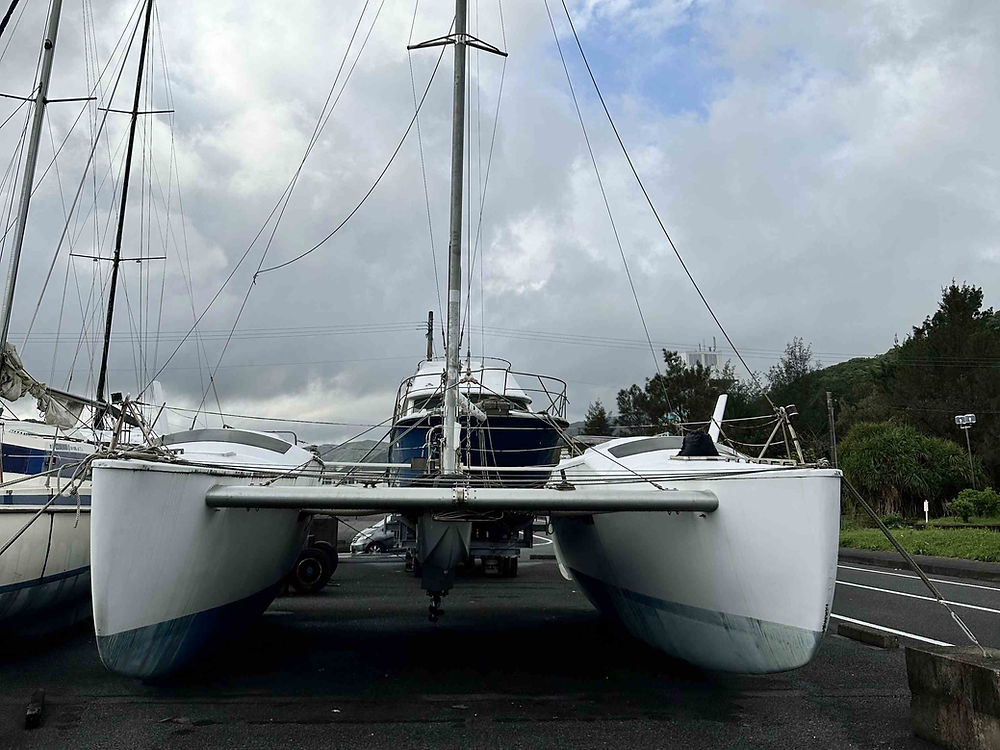 マリーナに停泊する白いSEAWIND MARICATのカタマランヨット