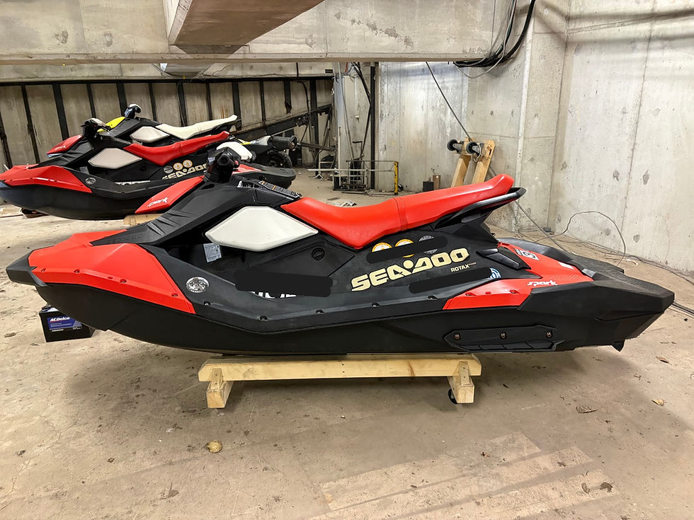 ガレージに並ぶSeaDoo Sparkのラインナップ