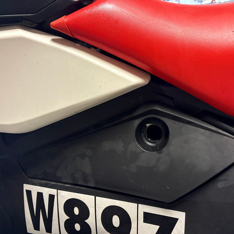 W897の英数字が記載されたマリンジェットのパーツ