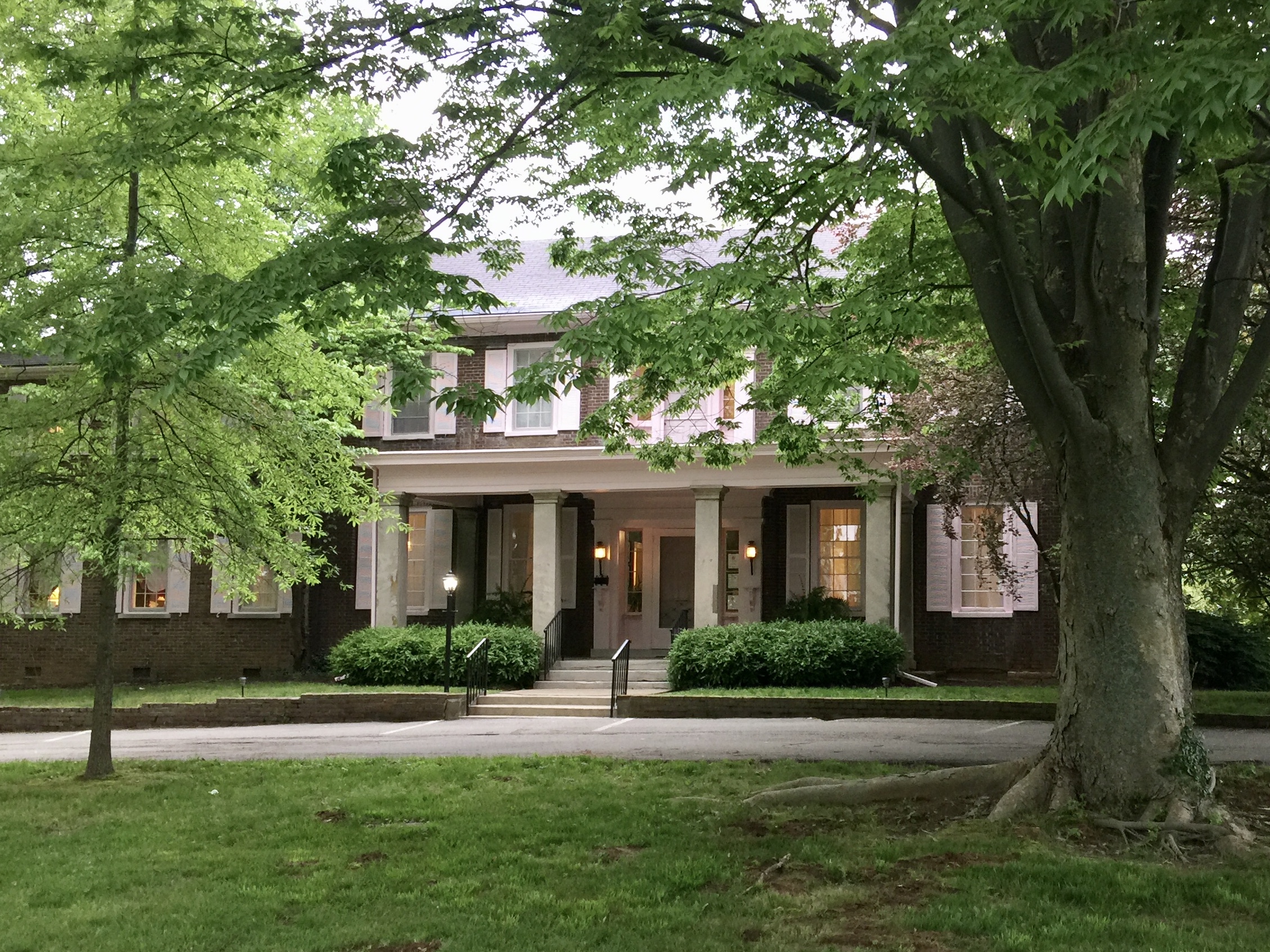 to Charred Oaks Inn Lexington, Kentucky