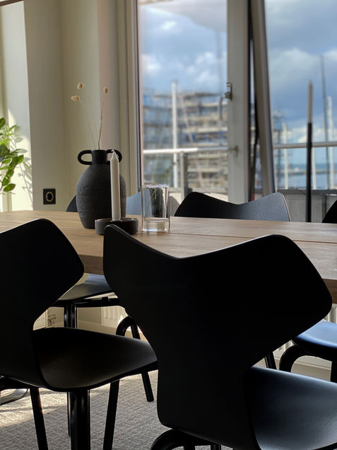 Matsal med stolar från Fritz Hansen