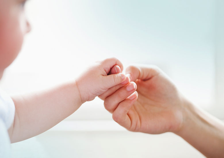 Baby und Händchenhalten