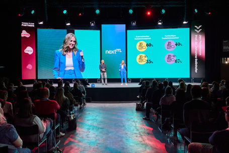 Johanna Gollnhofer hält gemeinsam mit Jan Pechmann die Keynote auf der NextM – einer Konferenz mit über 800 Teilnehmenden. Thema: Ihr Buch Das 60 % Potenzial.