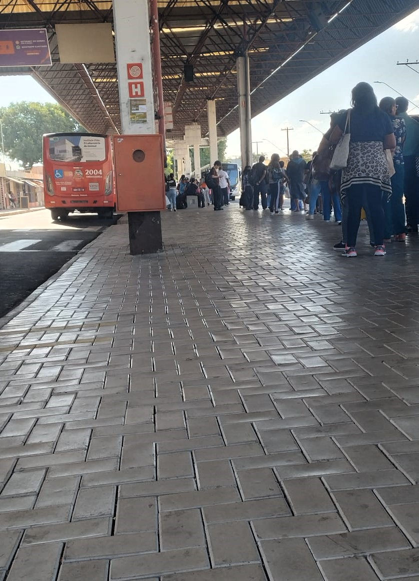 Calçamento concluído: área de embarque/desembarque pronta à espera de mais bancos no Terminal