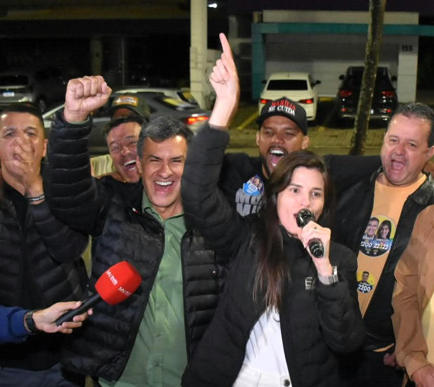 Dani Alonso (PL) e Capitão Augusto (PL) festejam reeleição em frente a comitê em Marília | Foto: Divulgação