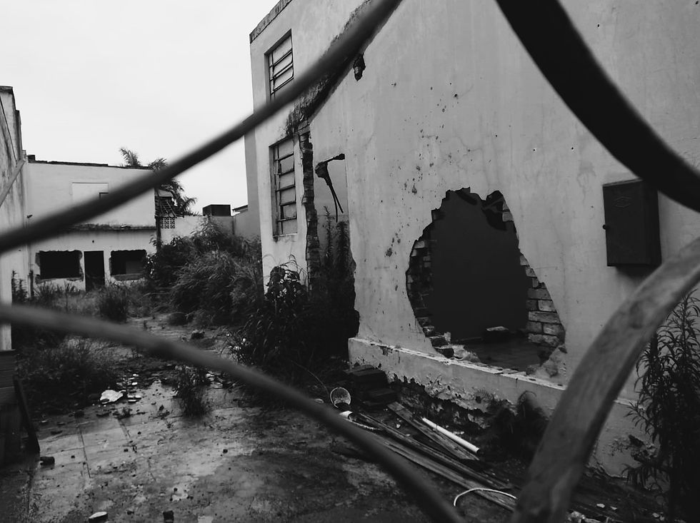 Necrópole urbana: imóveis abandonados no centro replicam linhas mórbidas de uma cidade moribumba