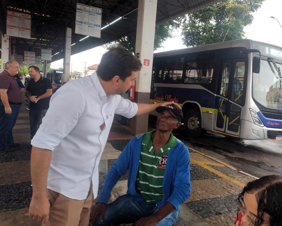 Vinicius afaga passageiro em visita a Terminal Coletivo Urbano antes de início de reformas e transtornos