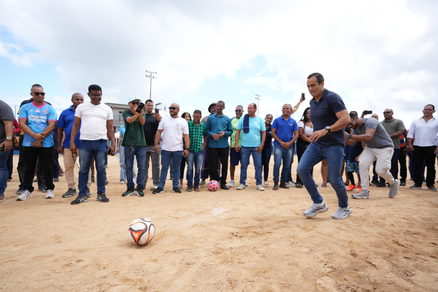No Dia do Futebol, Valéria ganha campo completamente requalificado pela Prefeitura