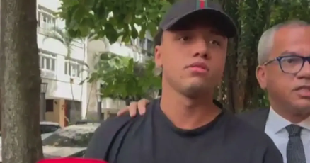 Renner recolhe blusa 'regret nothing', usada por réu de estupro coletivo ao se entregar à polícia