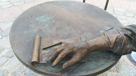 Vandalismo a monumentos públicos causa prejuízo e exige trabalho contínuo da Prefeitura em manutenção e restauro