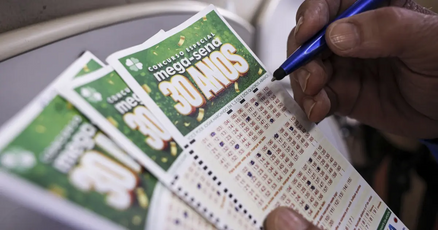 Mega-Sena sorteia prêmio acumulado de R$ 165 milhões neste domingo