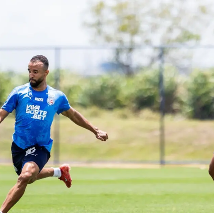 Caio Alexandre vai a campo em último treino do Bahia; volante viaja com o grupo