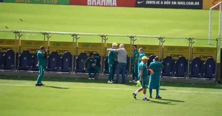 Felipão visita Seleção na Granja Comary e tem bate-papo com Ancelotti durante treinamento
