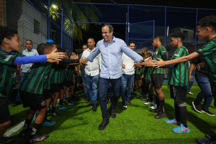 Prefeitura chega a 79 campos com gramado sintético e fortalece prática esportiva em Salvador