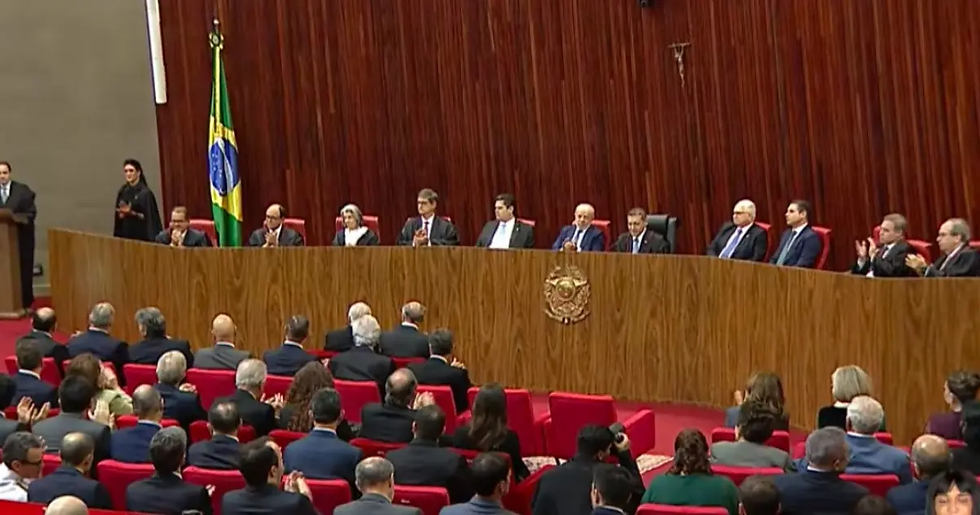 Messias, que saiu de férias antes de decidir se fica no governo, não foi aplaudido por Alcolumbre durante homenagem