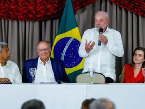 Lula reúne aliados e diz que quer fazer campanha na rua em diversos estados e falar mais nas rádios