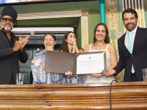 Gestora da Pracatum, Ruth Buarque recebe Título de Cidadã Soteropolitana em cerimônia com presença de Carlinhos Brown