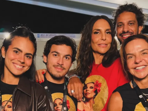 Ivete Sangalo posa coladinha com o namorado, Tiago Maia, em bastidores de show