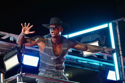 Léo Santana comanda Pipoco e arrasta multidão no pré-Carnaval de Salvador