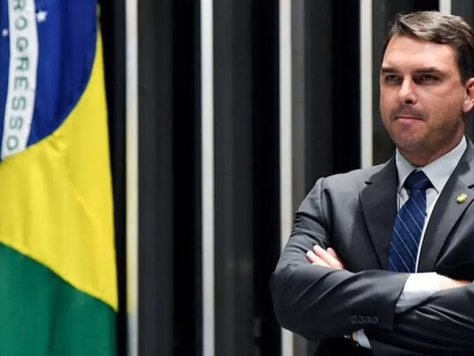 Flávio Bolsonaro diz cumprir papel de Lula nos EUA e que adiou retorno por reuniões sobre tarifaço