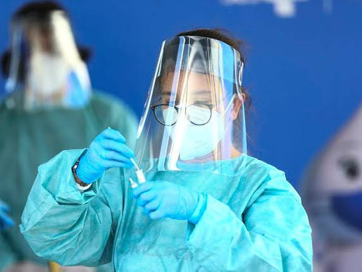 Covid-19 não acabou e vacinação segue fundamental, alerta ministra