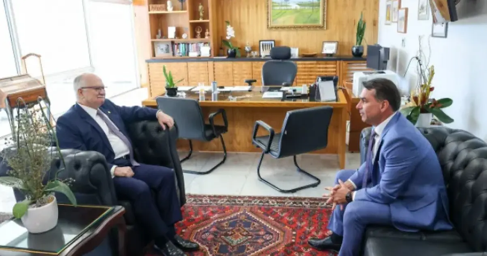 Flávio Bolsonaro se reúne com Edson Fachin