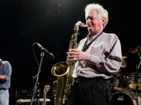 Morre Dick Parry, saxofonista histórico do Pink Floyd, aos 83 anos
