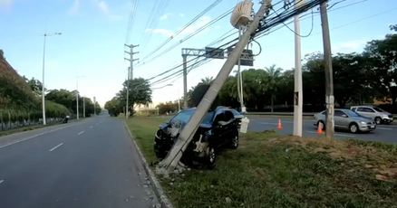 Motorista perde controle da direção e carro bate em poste na Avenida Paralela, em Salvador