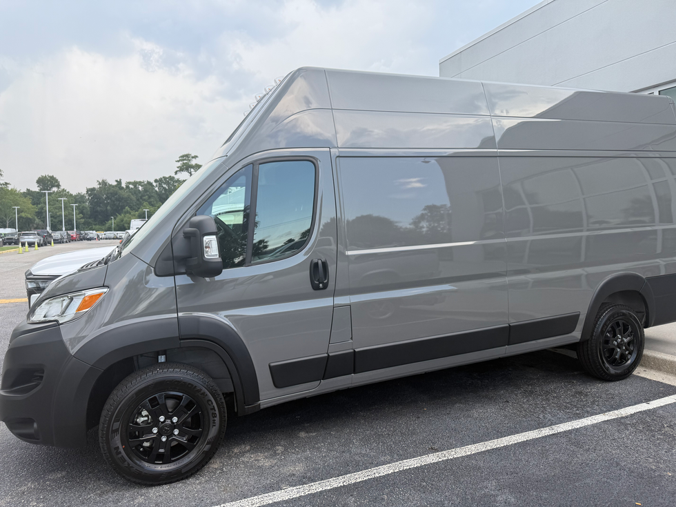 Santiago Falla, Van Build, Charleston