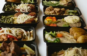 Skinny-Meals-in-black-storage-2.webp