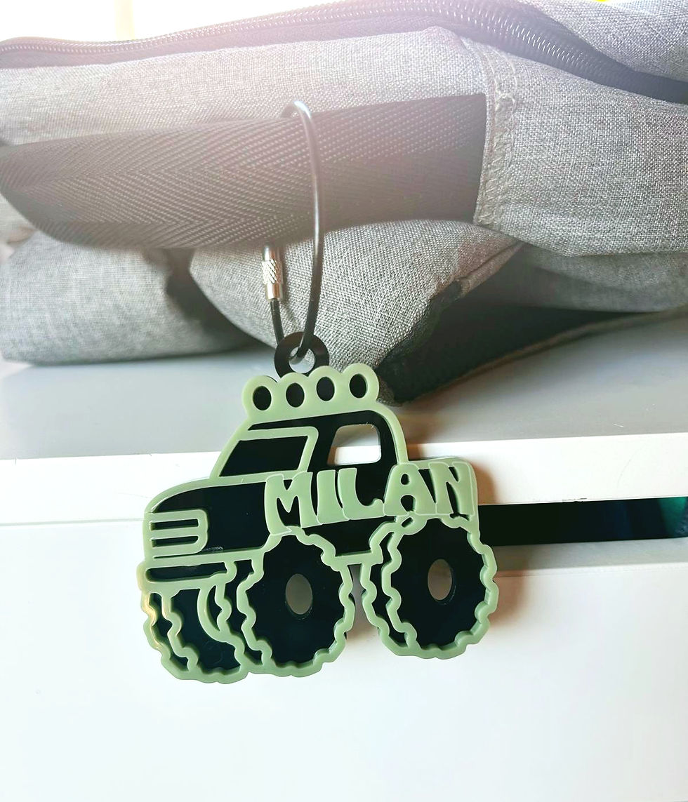 Monstertruck boekentashanger met naam in olijfkleur met zwart