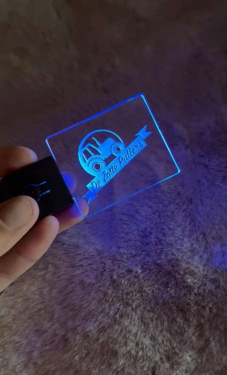 Thumbnail: Gepersonaliseerde LED sleutelhanger met donkerblauw licht