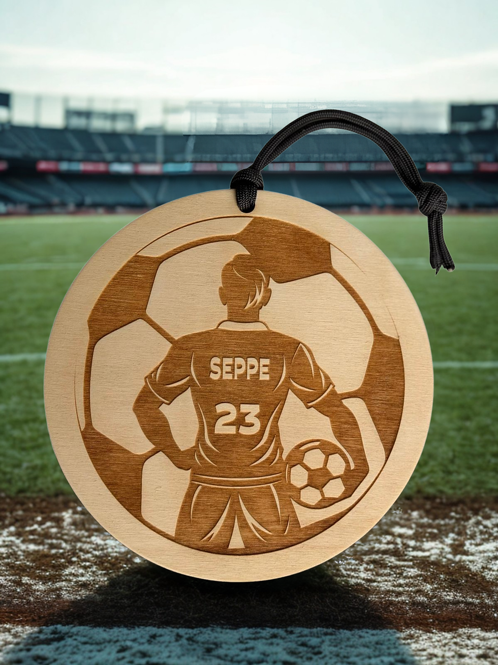 Houten voetbalhanger gepersonaliseerd - mannelijke speler met naam en nummer