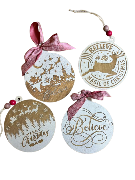 Houten kerstbal met een witte coating