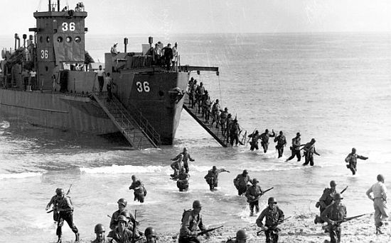 November 11-én Nogués tábornok, a Vichy fegyveres erők főparancsnoka tűzszünetet kért, majd november 13-án Eisenhower tábornok és Darlan tengernagy beleegyezésével Marokkóban és Algériában befejeződtek az angolszász-francia harcok.