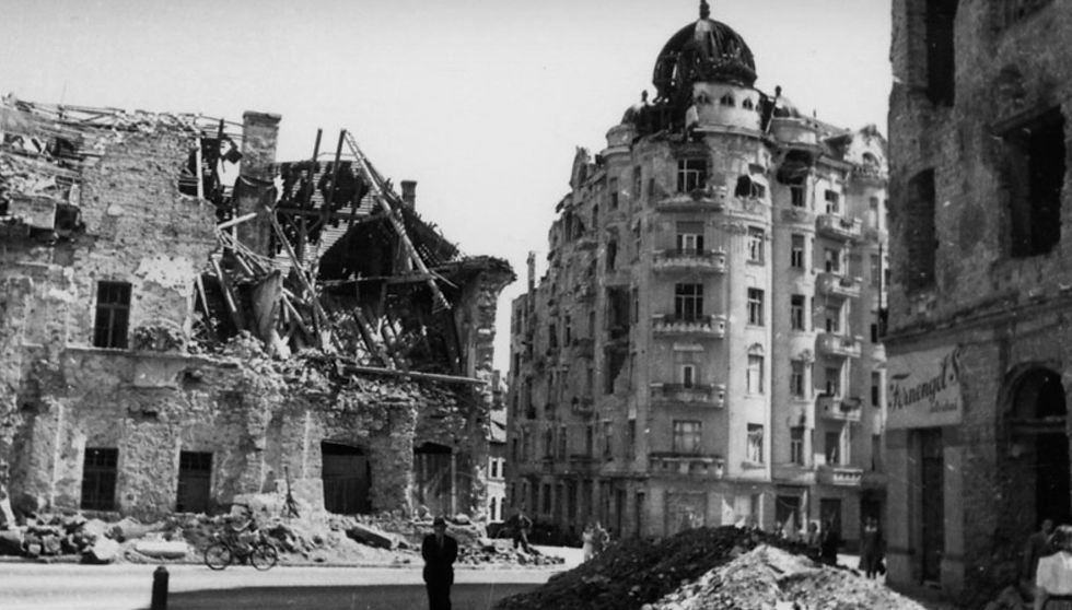 Szovjet harcigépek váratlan, éjszakai bombatámatámadást intéznek Budapest ellen. Budapest Széna tér