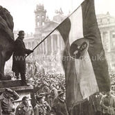 HUN: Kossuth Lajos képével feldíszített zászló a köztársaság kikiáltásakor (Magyar Nemzeti Múzeum)

ENG: A flag decorated with an image of Lajos Kossuth at the proclamation of the republic (Hungarian National Museum).