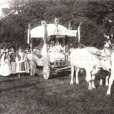 A fejedelemasszony szekere egy margitszigeti ősmagyar ünnepségen 1913 júniusában (Magyar Nemzeti Múzeum)