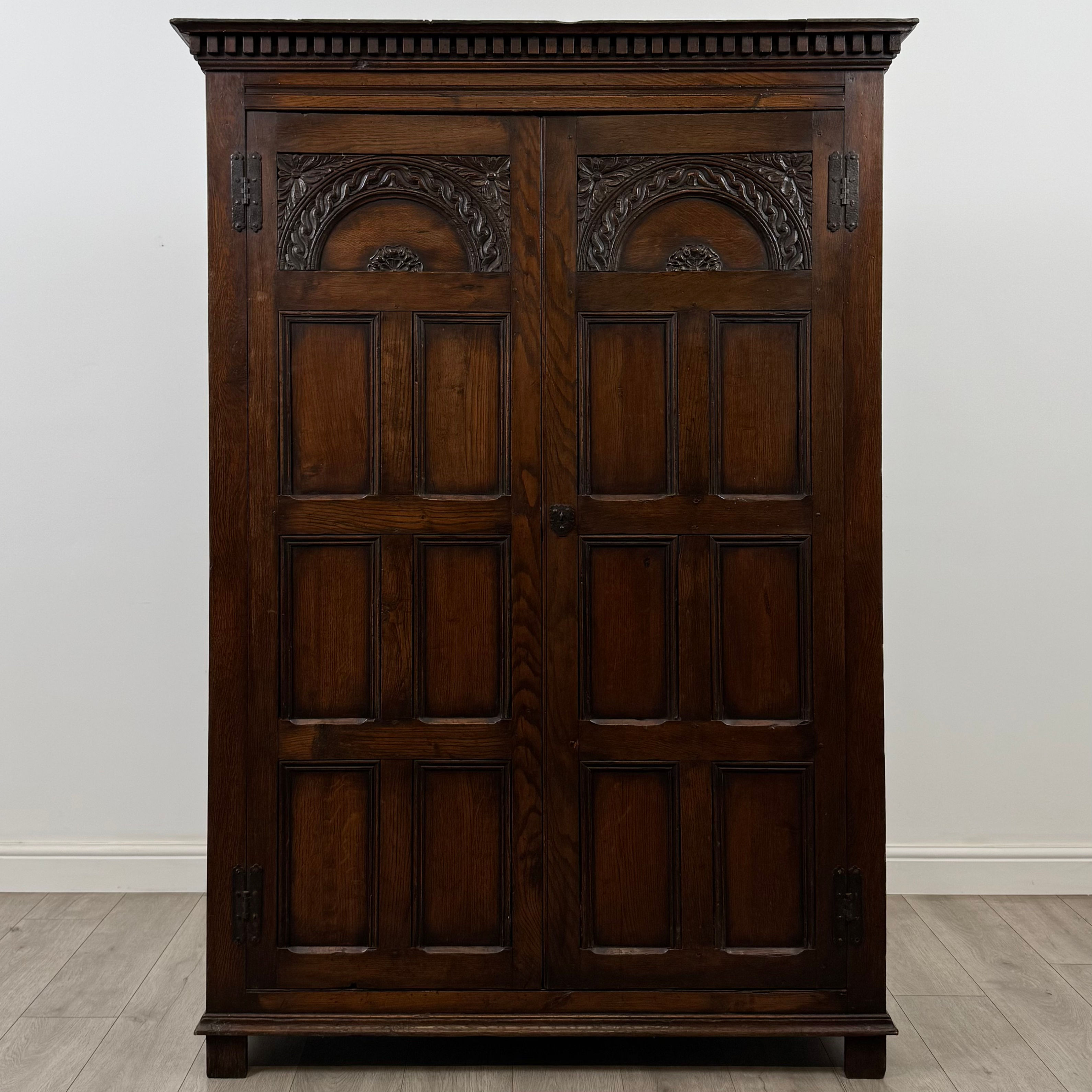 Antique 20th Century Good Quality Fitted Wardrobe In Oak ( AF-6061 )