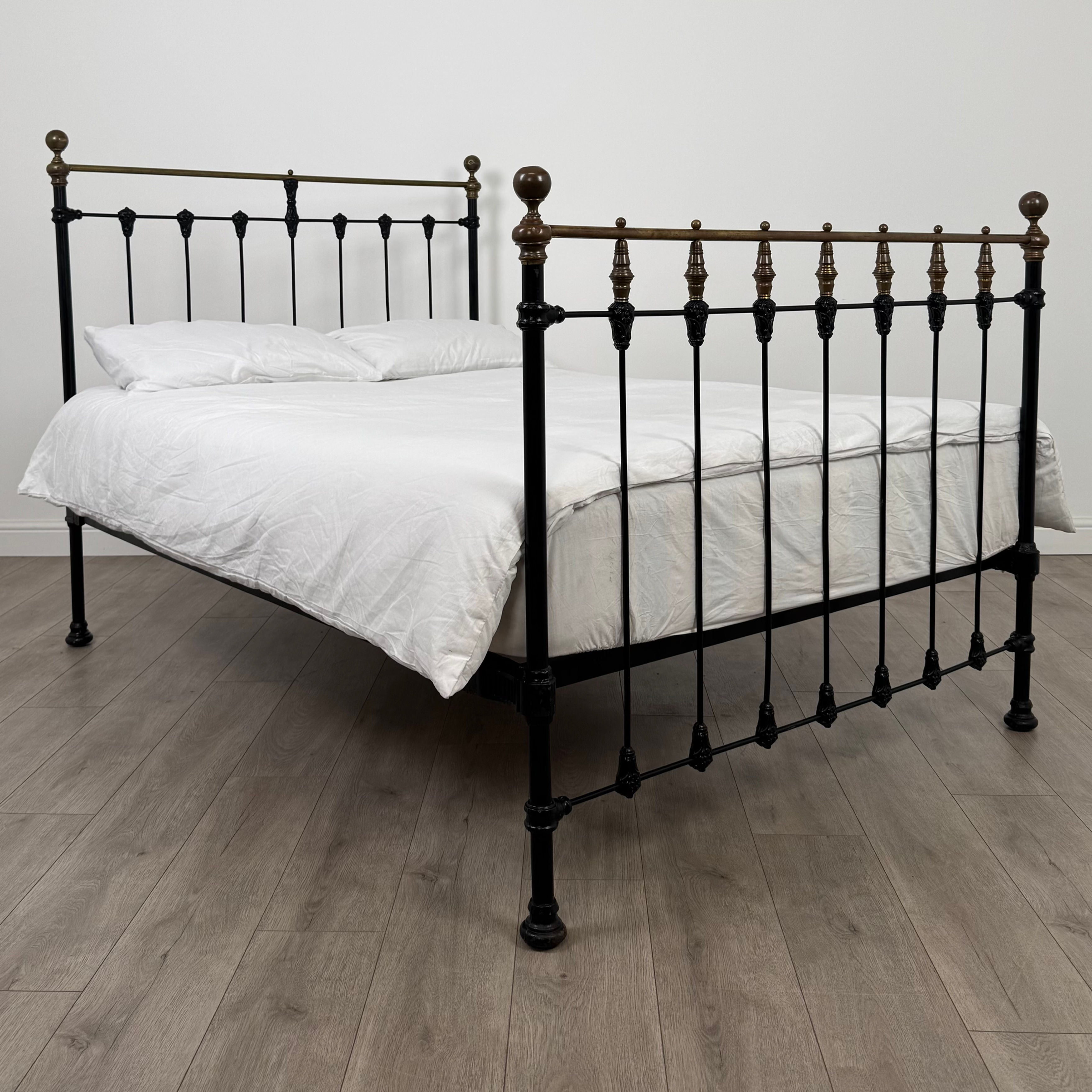 Antique 19th Century Good Quality Brass And Iron Double Bed ( REF AF-4530 )
