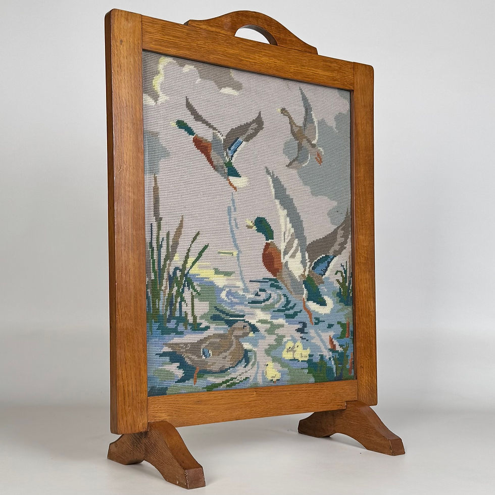 Thumbnail: Antique 20th Century Decorative Tapestry Fire Screen In Oak ( REF AF-4384 )