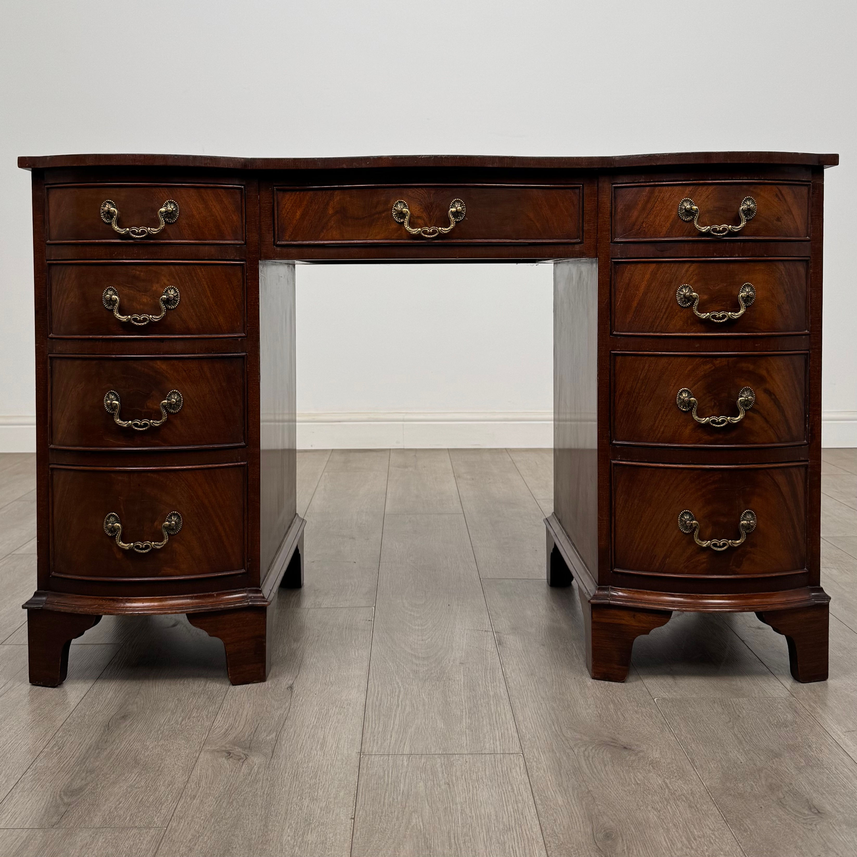 Antique 20th Century Serpentine Kneehole Desk In Mahogany ( AF-5798 )